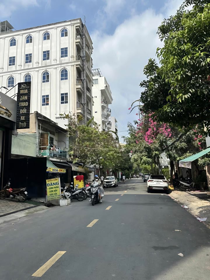 Bán nhà CHDV 6 tầng đường 85 Quận 7 180m² giá 40 tỷ - Đầu tư sinh lời ngay!