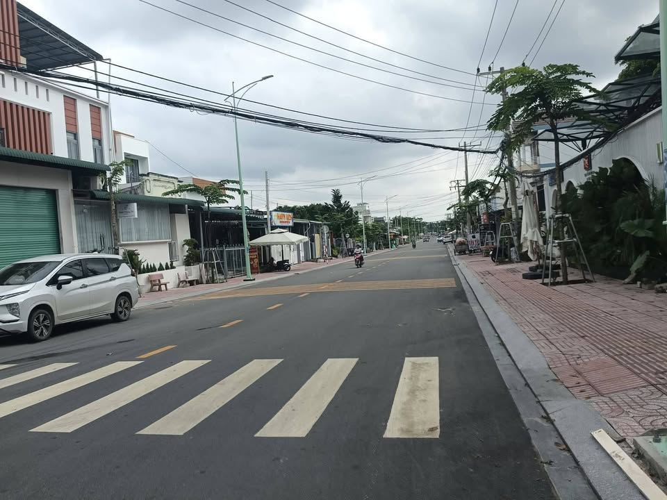 Nhà Bán La Gi 222.5m² giá 3.9 tỷ - Vị trí đắc địa, kinh doanh thuận lợi!