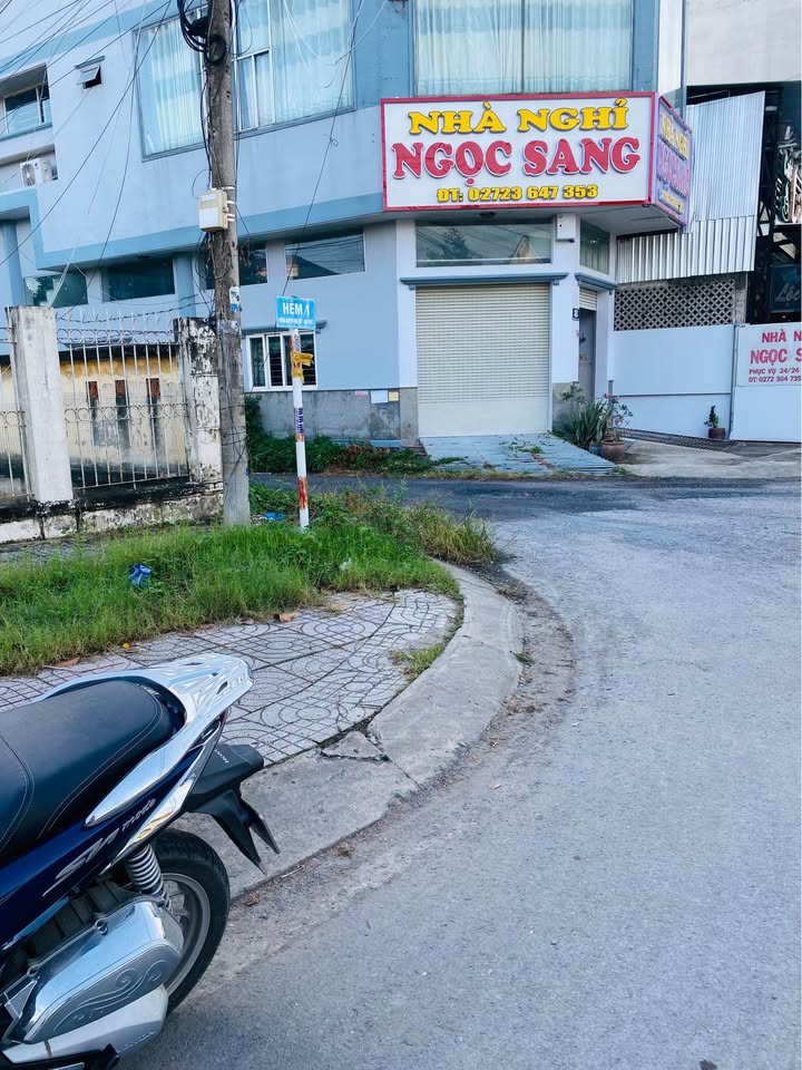 Đất nền Bến Lức 100m² giá 2 tỷ - Đường xe tải tránh nhau thoải mái!