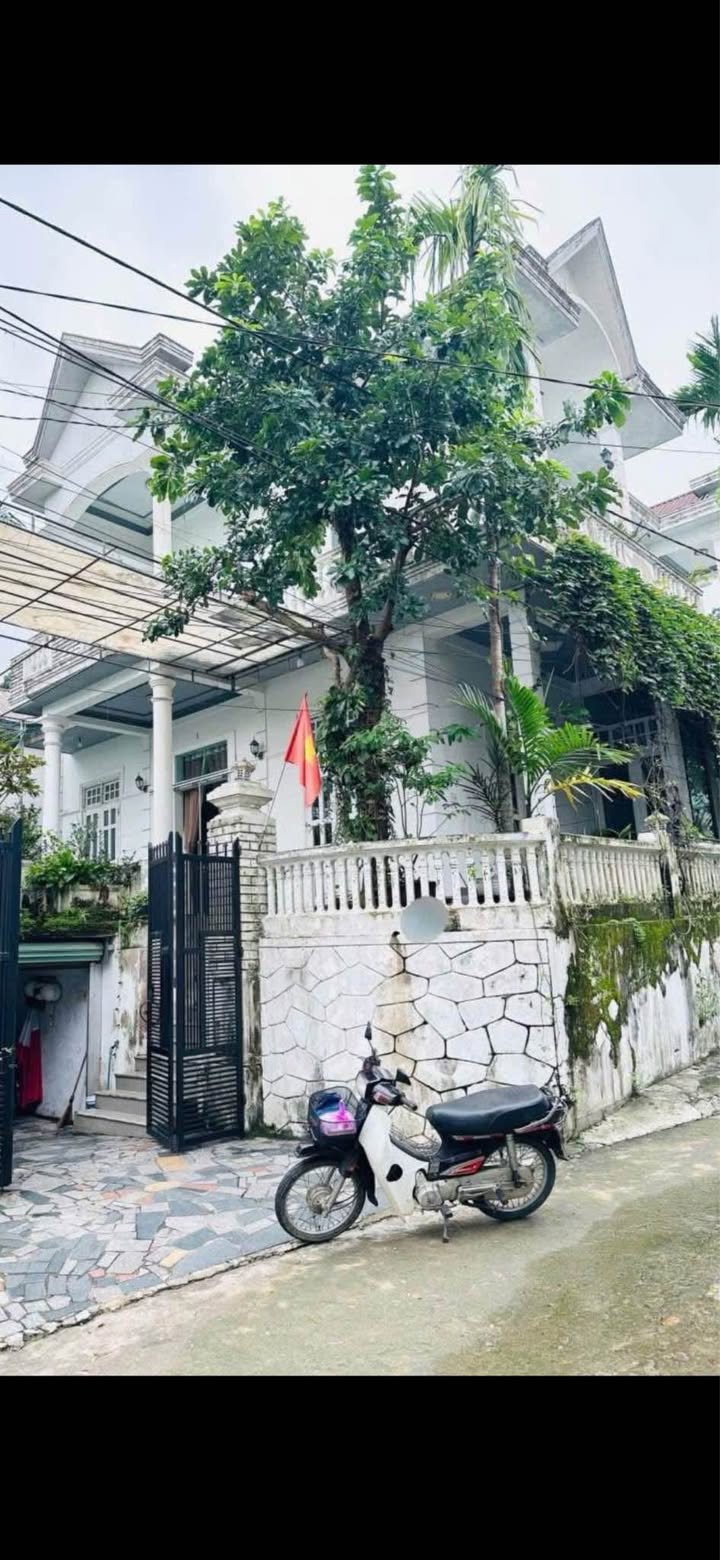 Biệt Thự Sân Vườn Trần Thái Tông, Thủy Xuân 204m² giá 5 tỷ - Thiết kế kiểu Pháp sang trọng!