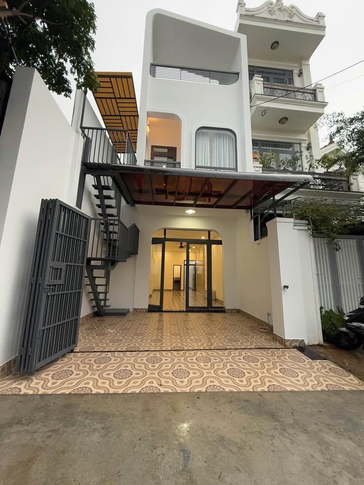 Nhà 3 tầng mặt tiền Trần Phú, Buôn Ma Thuột 91m² giá 6.8 tỷ - Kinh doanh đỉnh cao!