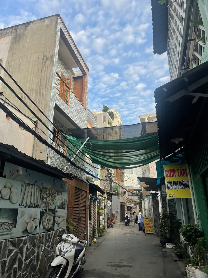 Nhà 3 lầu Gò Vấp 40m² giá 4.28 tỷ - Vị trí sầm uất, kinh doanh tốt!