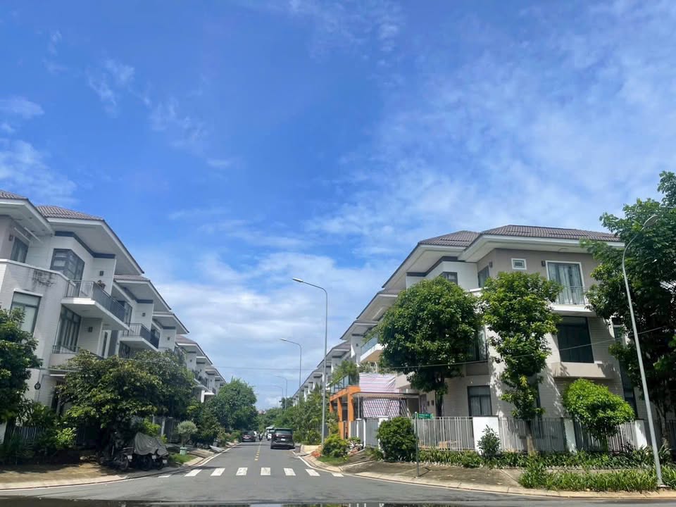 Bán Gấp Townhouse KDC Lavila Nhà Bè 96.8m² giá 12.2 tỷ - Cơ hội tốt nhất khu!