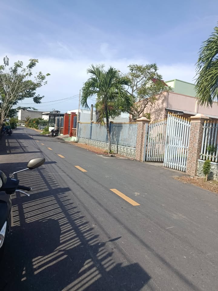 Đất nền Gò Công 300m² giá 1.75 tỷ - Mặt tiền đường nhựa thuận tiện kinh doanh!