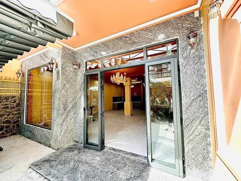 Bán nhà góc 113.6m² gần bãi tắm Hòn Chồng giá 6.6 tỷ - Đầu tư sinh lời!