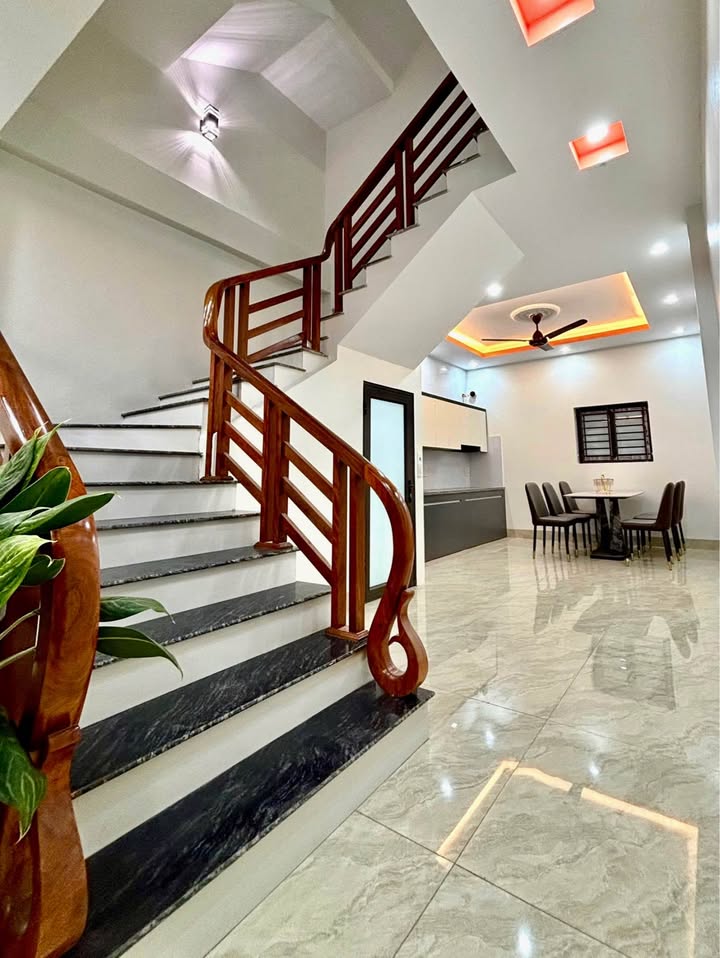 Nhà 3 tầng hiện đại tại Lê Hồng Phong, Ninh Bình - Giá chỉ 4 tỷ!