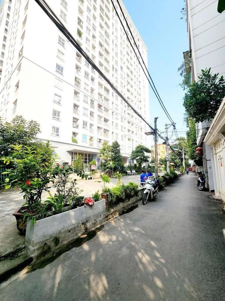 Nhà góc Lạc Long Quân, Tây Hồ 71m² giá 23.5 tỷ - Vị trí đắc địa, ô tô tránh nhau!