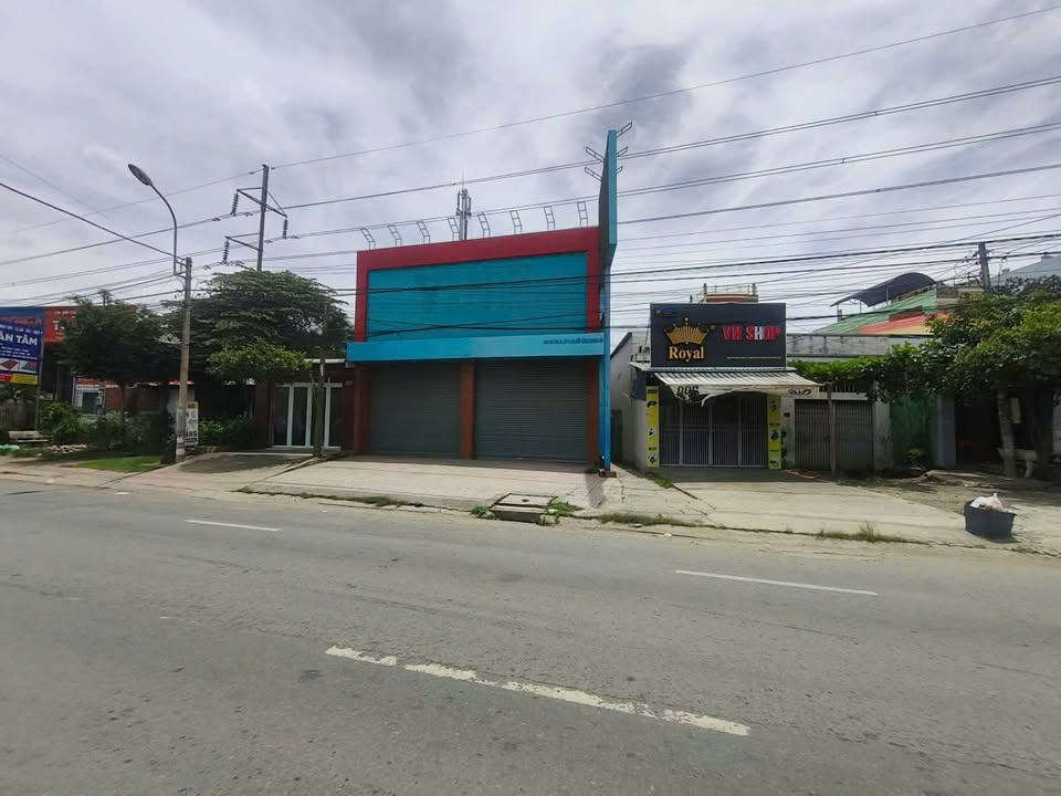 Showroom mặt tiền Quốc lộ 1A Bến Lức 891m² giá 15,9 tỷ - Vị trí đắc địa, kinh doanh sinh lời!