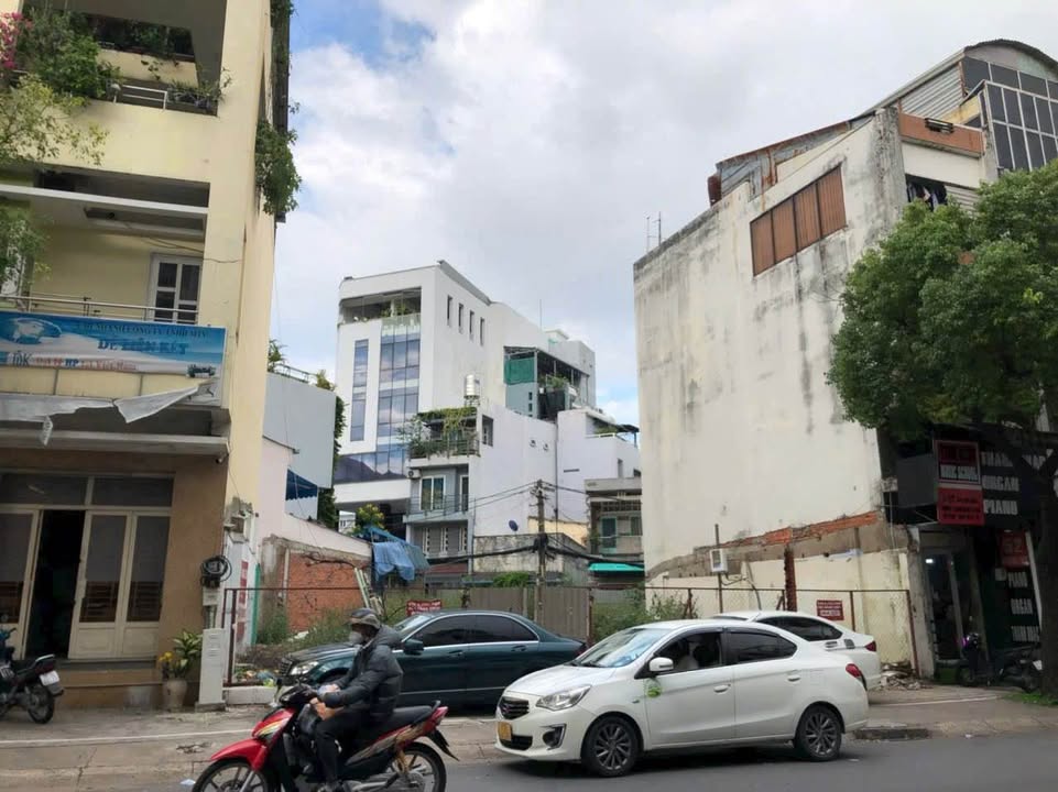 Đất thổ cư 1.300m² 3 mặt tiền Phạm Văn Đồng, Thủ Đức - Cơ hội đầu tư hiếm có!