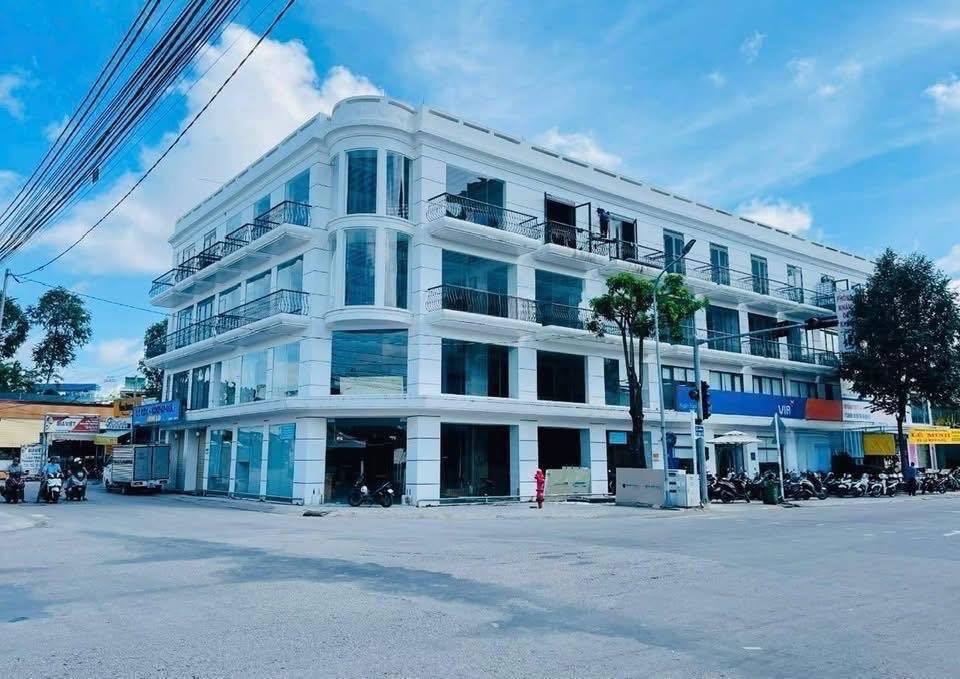 Cho thuê toà nhà 1 trệt 3 lầu đường Lý Thái Tổ Long Xuyên 640m² - Địa điểm kinh doanh lý tưởng!