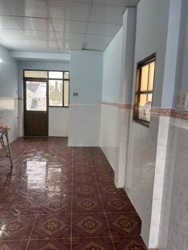 Nhà nguyên căn hẻm Lạc Long Quân, Quận 11 - 3 phòng ngủ chỉ 9 triệu/tháng!