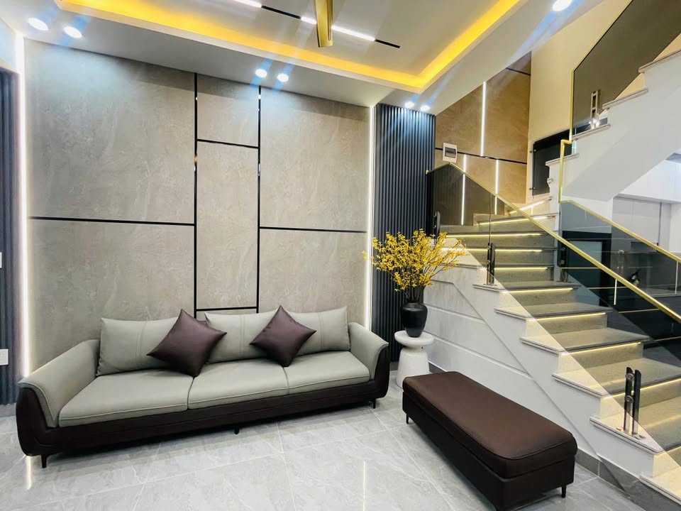 Nhà 4 tầng Hồ Sen, 40m² giá 4.2 tỷ - Sẵn sàng vào ở ngay!