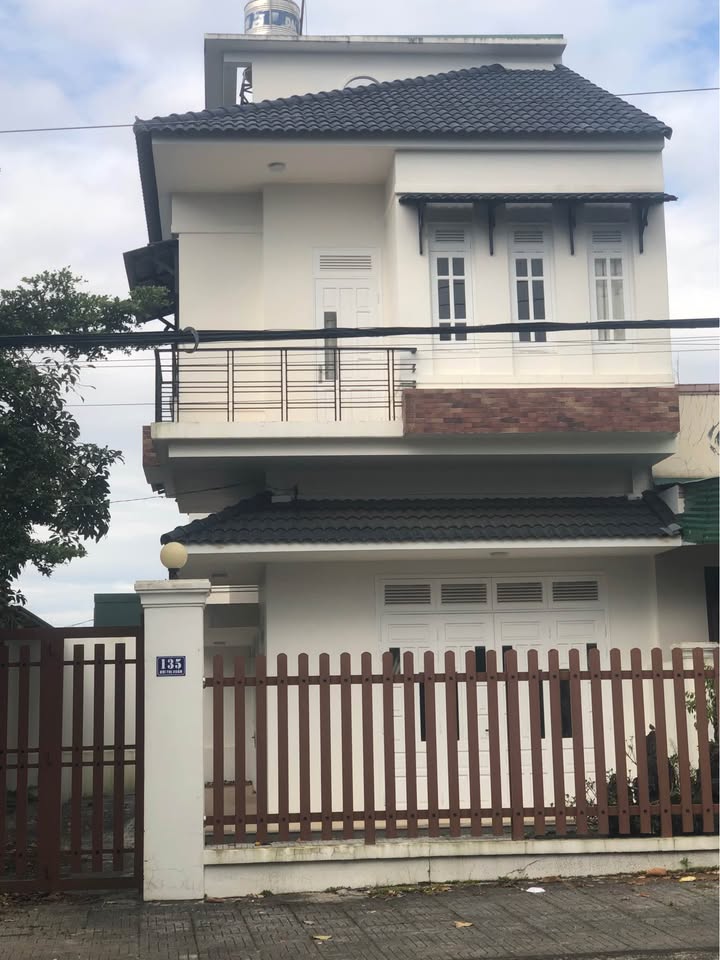 Bán nhà đẹp 3 tầng hai mặt tiền đường Bùi Thị Xuân, Bảo Lộc 221m² giá 8.6 tỷ - Kinh doanh thuận lợi!