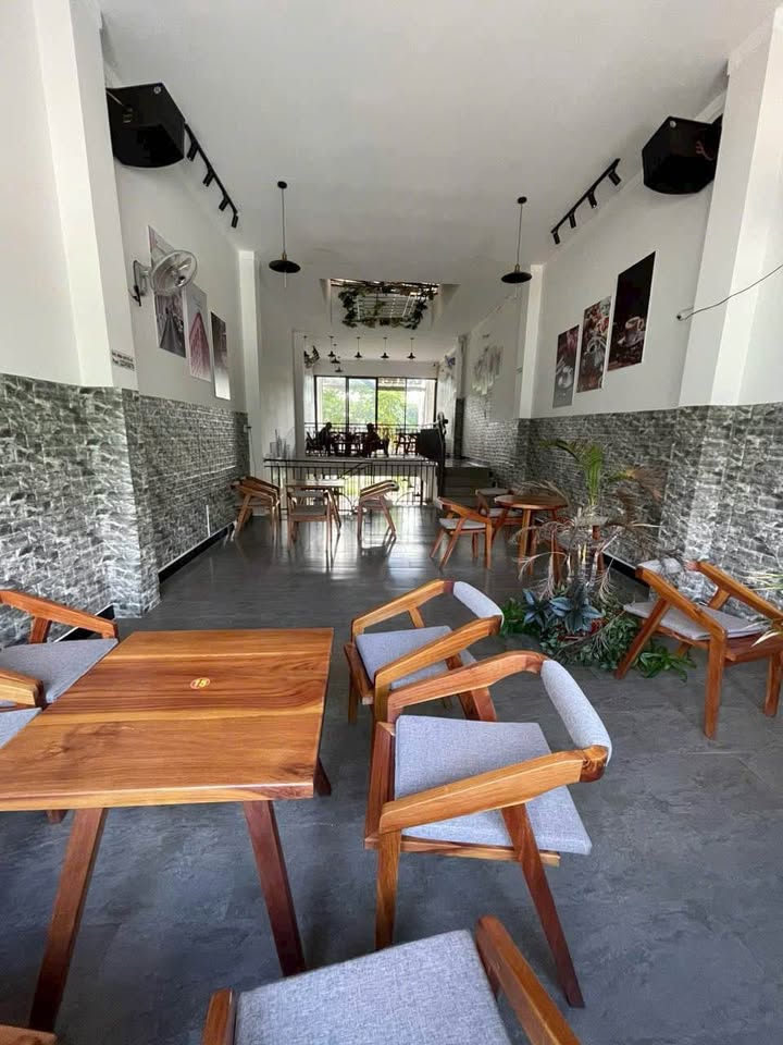 Nhà Bờ Kè Nguyễn Tất Thành, Pleiku 115m² giá 5.99 tỷ - Sổ hồng chính chủ, thổ cư 100%!