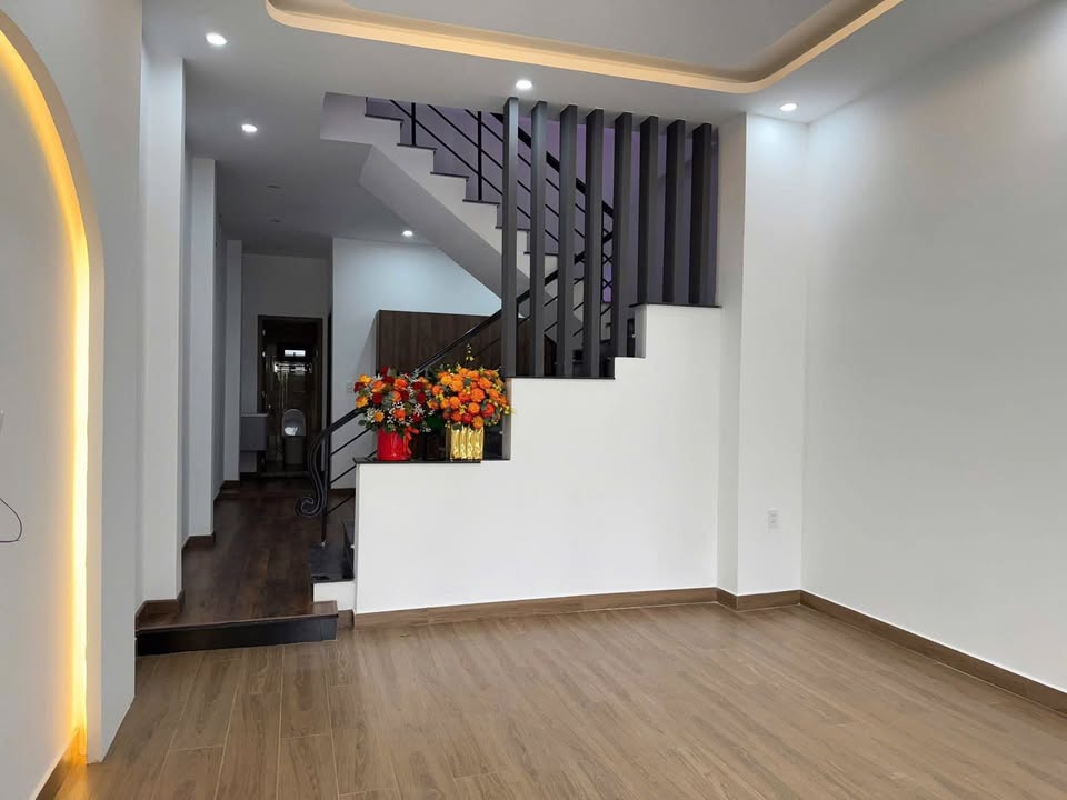 Nhà cho thuê 3 tầng mặt tiền Trương Hán Siêu, Đà Nẵng 65m² - Full nội thất sang trọng!