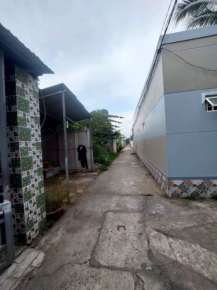 Nhà bán Phú Tân, Bến Tre 220m² giá 1.29 tỷ - Khu vực đông dân cư, tiện ích đầy đủ!