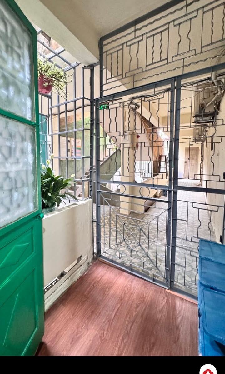 Căn hộ Tập thể tầng 2 Bạch Mai 70m² - Sổ đỏ chính chủ, ô tô đỗ cửa!