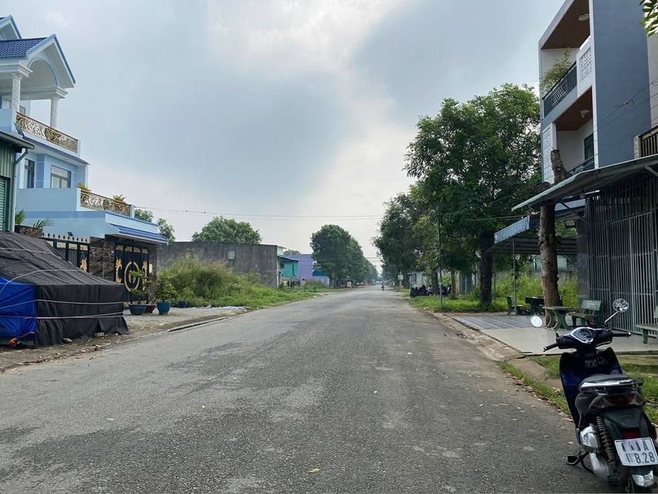 Đất nền KDC Hoàng Long Bến Lức 110m² giá 2.35 tỷ - Hướng Đông Bắc, xây dựng ngay!