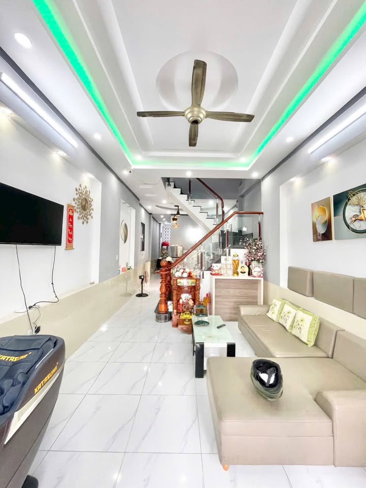 Nhà mặt tiền đường Nguyễn Công Trứ, Dĩ An 92m² giá 5.5 tỷ - Vị trí đắc địa cho kinh doanh!