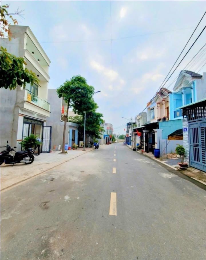 Nhà 1 trệt 1 lầu tại Tân Bình, Dĩ An 79m² - Sổ đỏ chính chủ, xây dựng kiên cố!