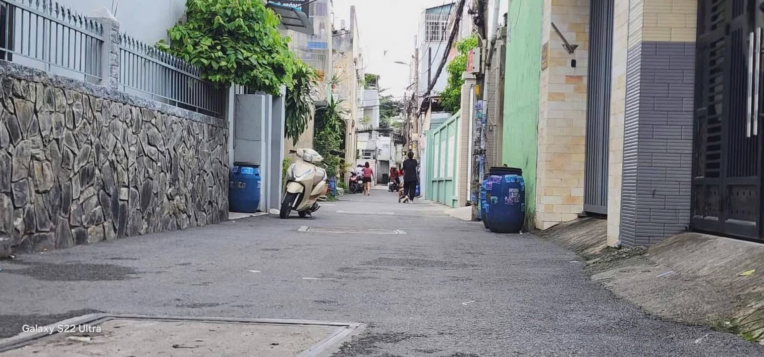 Nhà bán Thủ Đức 100m² giá 5.4 tỷ - Ô tô vào tận nhà, vị trí sầm uất!