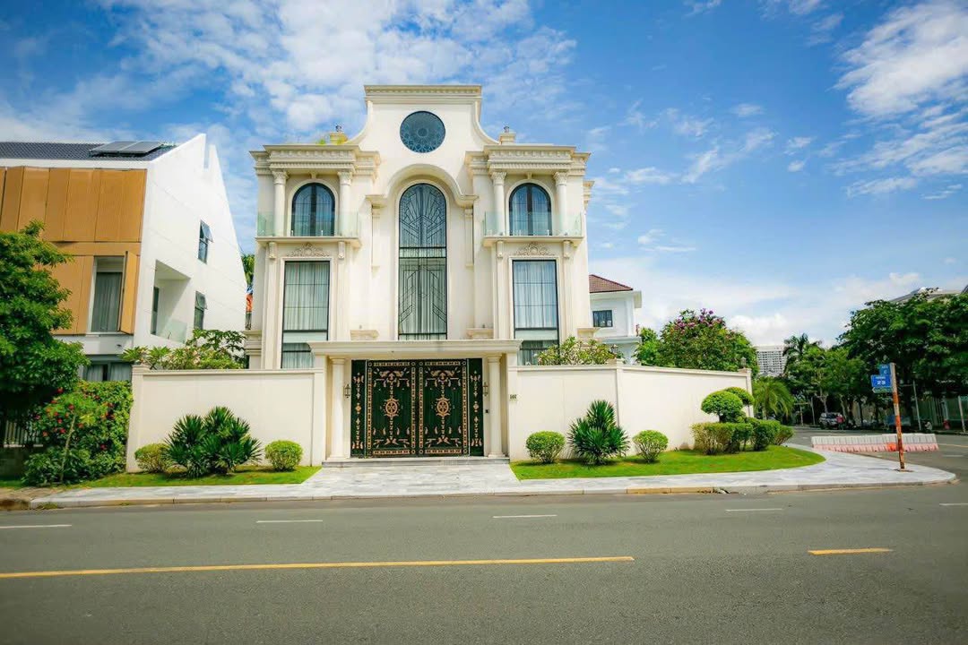 Biệt thự đơn lập A101 Nam Thông 2, Phú Mỹ Hưng 370m² giá 165 tỷ - Vị trí đắc địa 3 mặt tiền!