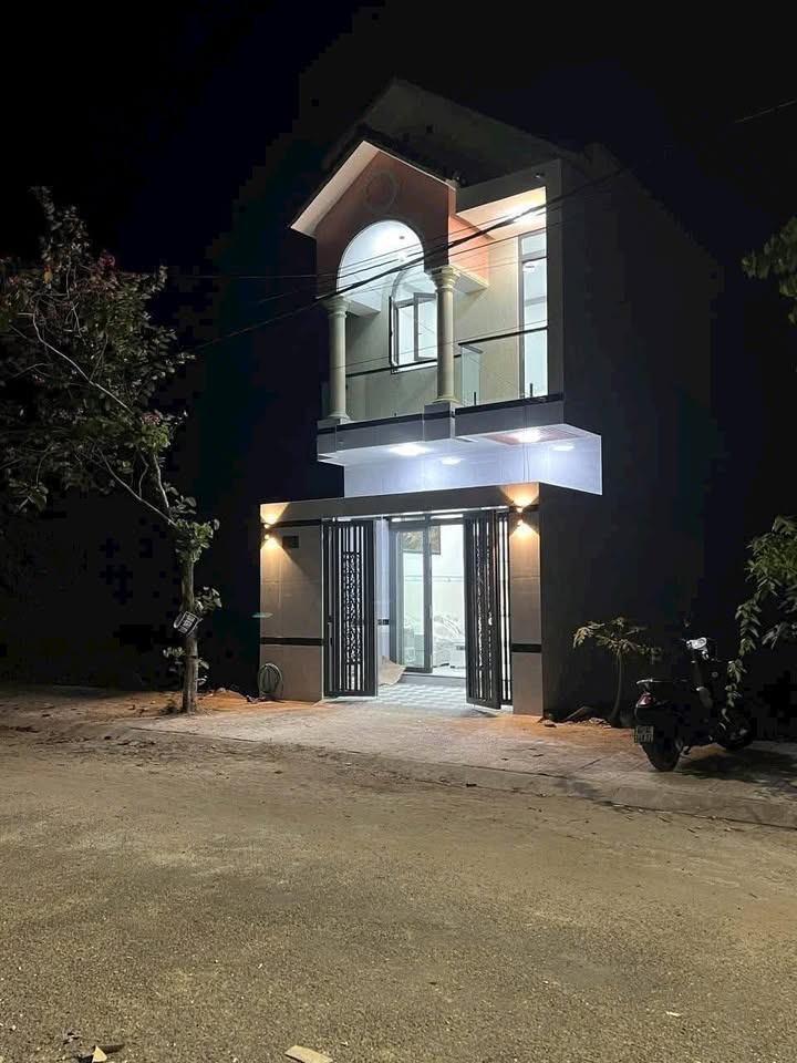 Nhà mặt tiền đường N3, Phường Long Châu, Vĩnh Long 82m² giá 2 tỷ - Thiết kế hiện đại, sẵn sàng ở ngay!