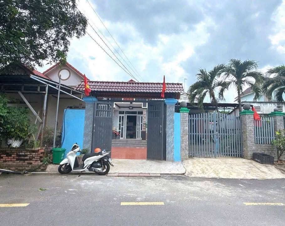 Nhà phố KDC Châu Thới, Dĩ An 168m² giá 5 tỷ - Vị trí đẹp, tiện ích đầy đủ!