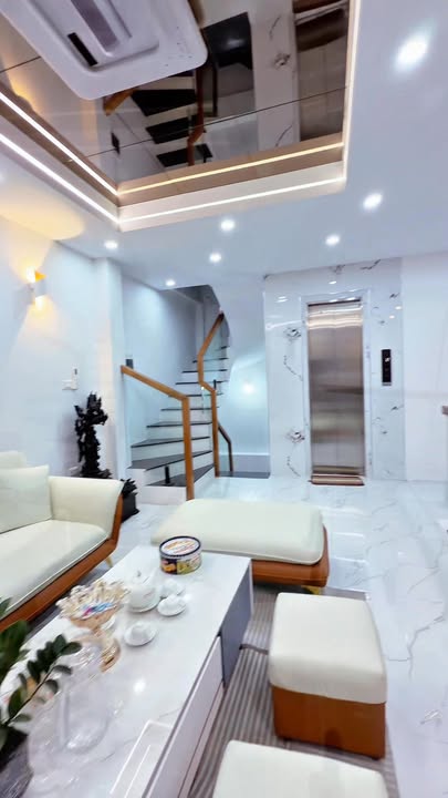 Nhà 6 tầng Ngã Tư Sở, Đống Đa 42m² giá 12 tỷ - Đẹp lung linh, thang máy sẵn sàng!