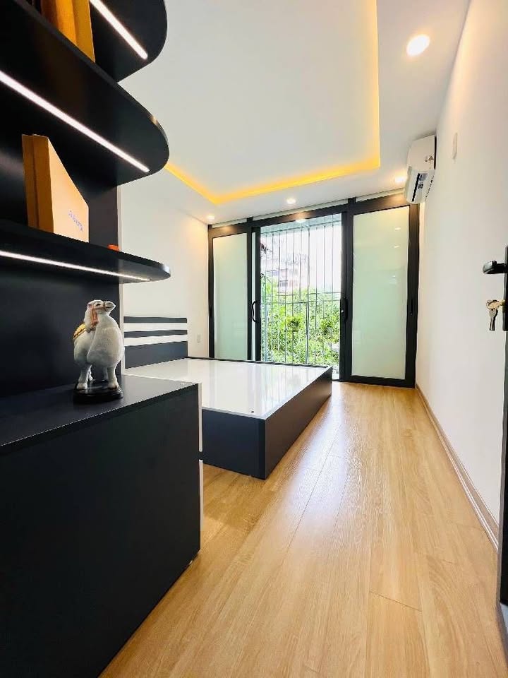 Căn hộ tập thể Nghĩa Tân 60m² giá 4 tỷ - Đầy đủ nội thất, gần công viên, trường học!