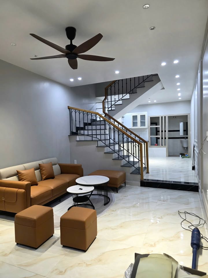 Nhà độc lập 3 tầng phố Miếu Hai Xã 54m² giá 3.19 tỷ - Thiết kế hiện đại và sân Party rộng rãi!