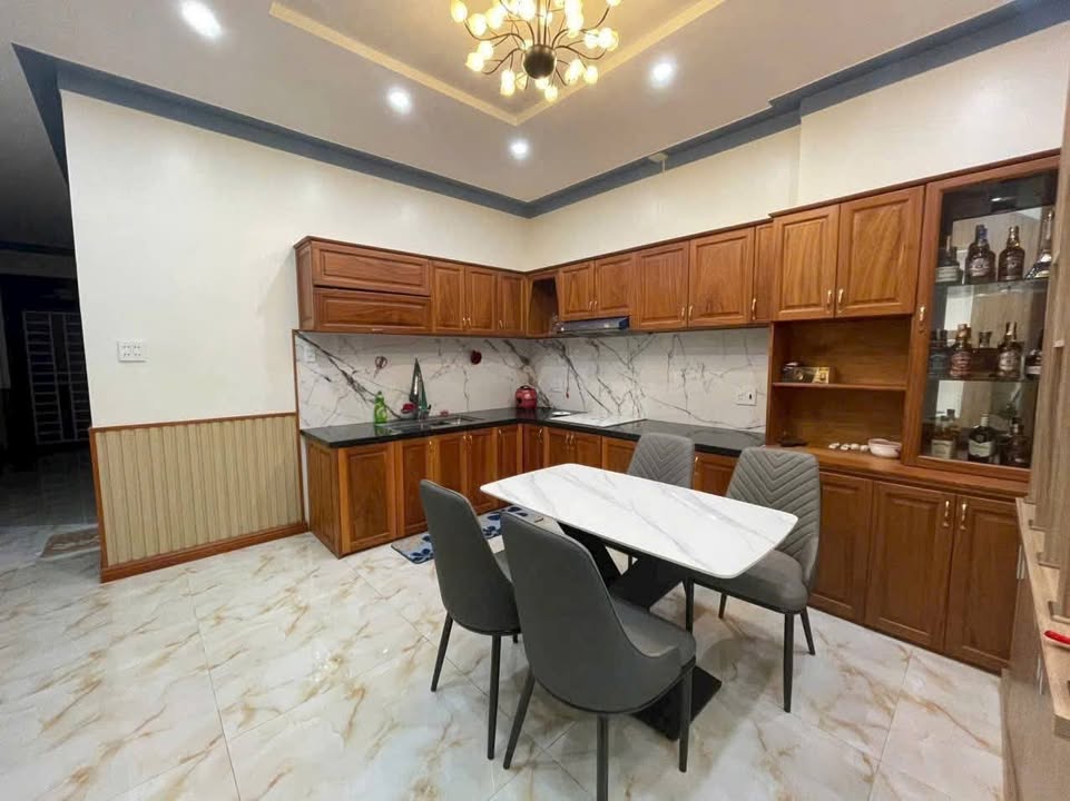 Nhà phố Bảo Lộc 100m² giá 4.2 tỷ - Sân ô tô rộng rãi, thiết kế hiện đại!