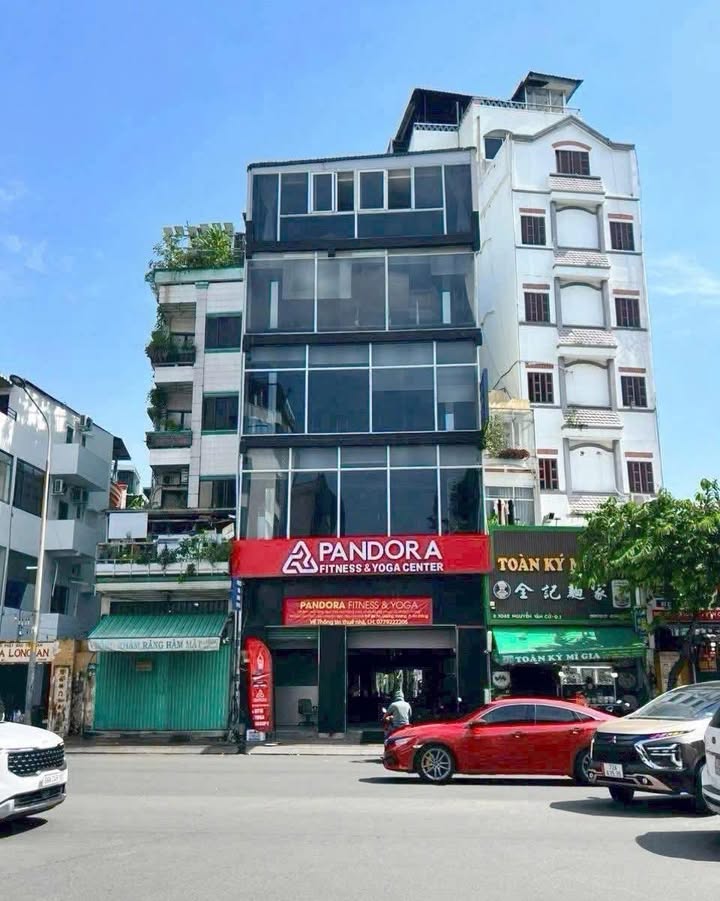 Bán gấp nhà mặt tiền Nguyễn Văn Cừ, quận 1, 127.5m² giá 68 tỷ - Đầu tư sinh lời ngay!