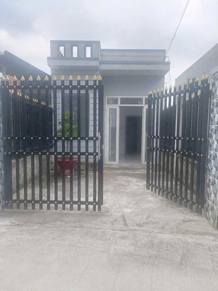 Nhà cấp 4 Ấp 6 Thạnh Đức Bến Lức 100m² giá 1.3 tỷ - Mặt tiền kênh thoáng mát!