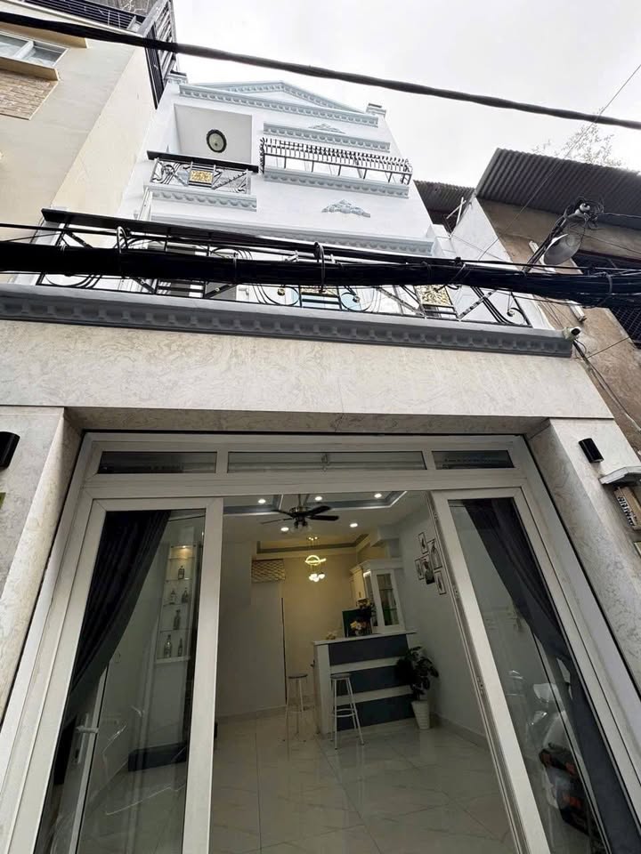 Nhà 3 tầng Thích Quảng Đức, Phú Nhuận 32m² chỉ 6.15 tỷ - Hẻm xe hơi rộng rãi!