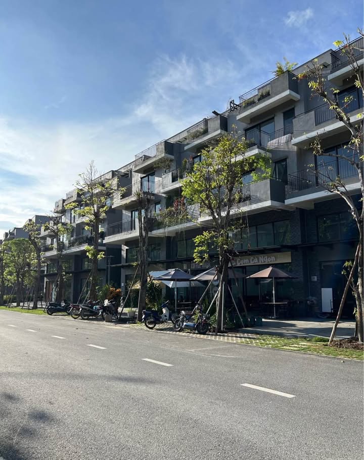 Shophouse Mặt đường Âu Cơ, Vinh 112m² giá 8 tỷ - Kinh doanh thuận lợi!