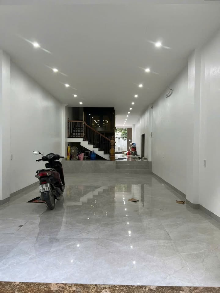 Cho thuê văn phòng tầng 1 liền kề Văn Phú 100m² giá chỉ 7 triệu - Phù hợp làm văn phòng đại diện!
