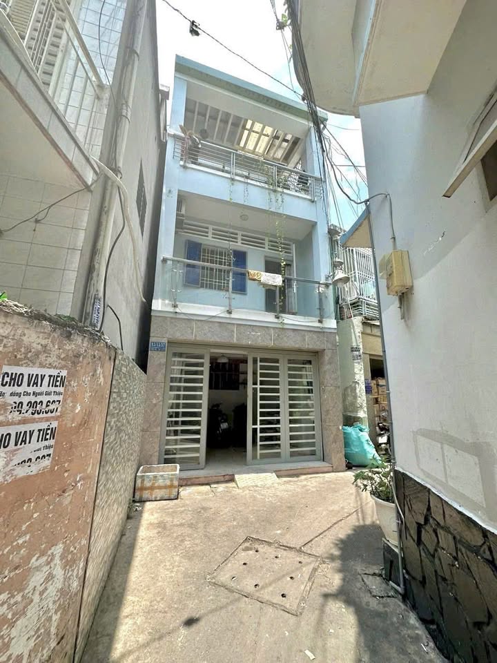 Bán nhà Gò Vấp 3 tầng 4.950 tỷ - Vị trí đắc địa, gần chợ và trường đại học!