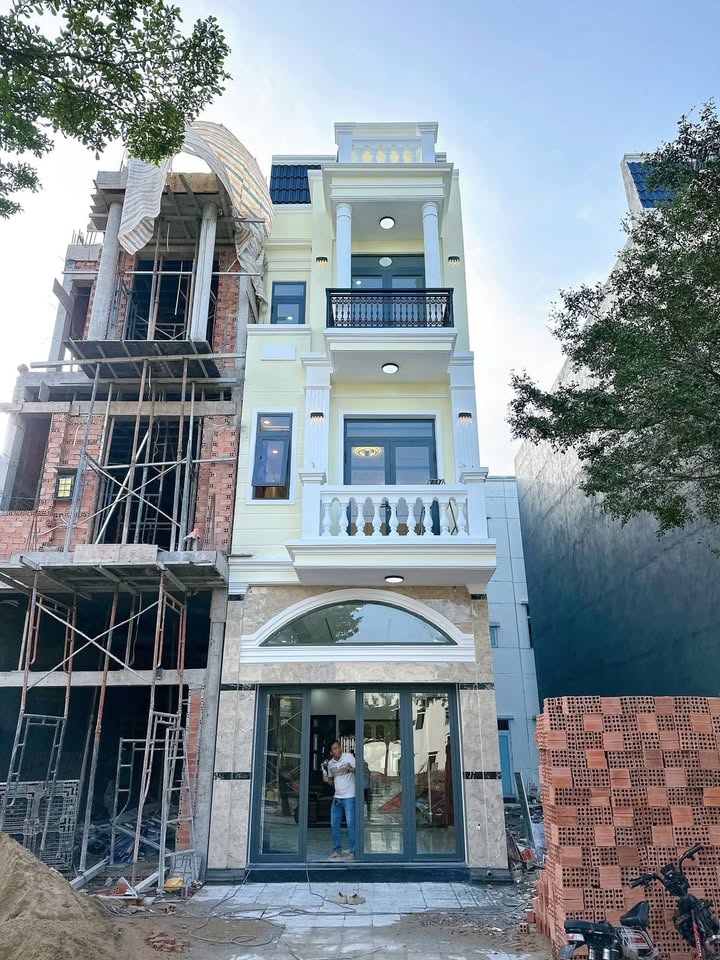 Nhà phố Tân Đông Hiệp, Dĩ An 60m² giá 5.4 tỷ - Vị trí đắc địa, tiện ích đầy đủ!