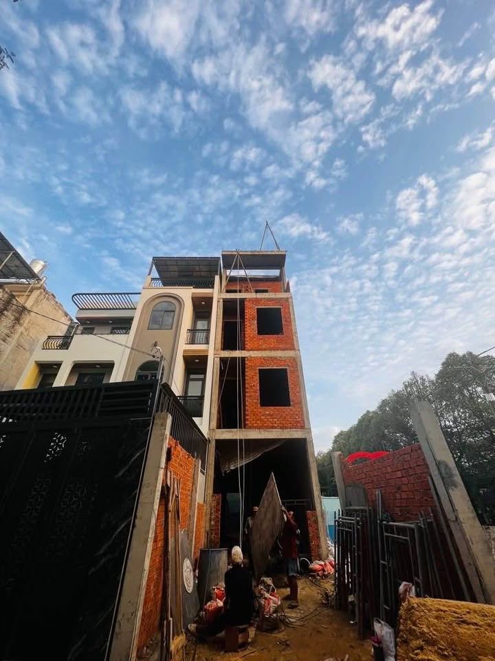 Nhà đẹp Thủ Đức 70m² giá 5.95 tỷ - Vị trí trung tâm, hẻm xe hơi!