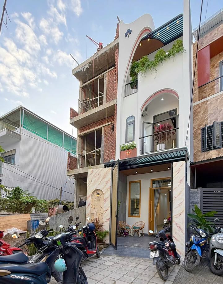 Nhà 3 tầng đẹp tại Lê Đình Lý, Đà Nẵng 65m² giá 6.25 tỷ - Vị trí thuận lợi, nhiều tiện ích!