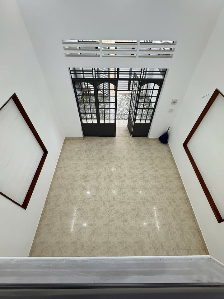 Nhà gác lửng hẻm 102 Nguyễn Tất Thành, 94m² giá 3.69 tỷ - Khu vực an sinh tốt!