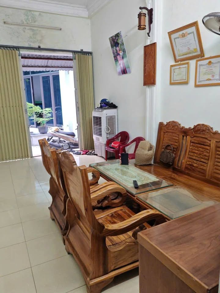 Nhà 2 tầng cốt lệch Hạc Thành 60m² giá 2 tỷ - Thiết kế hiện đại, tiện nghi đầy đủ!