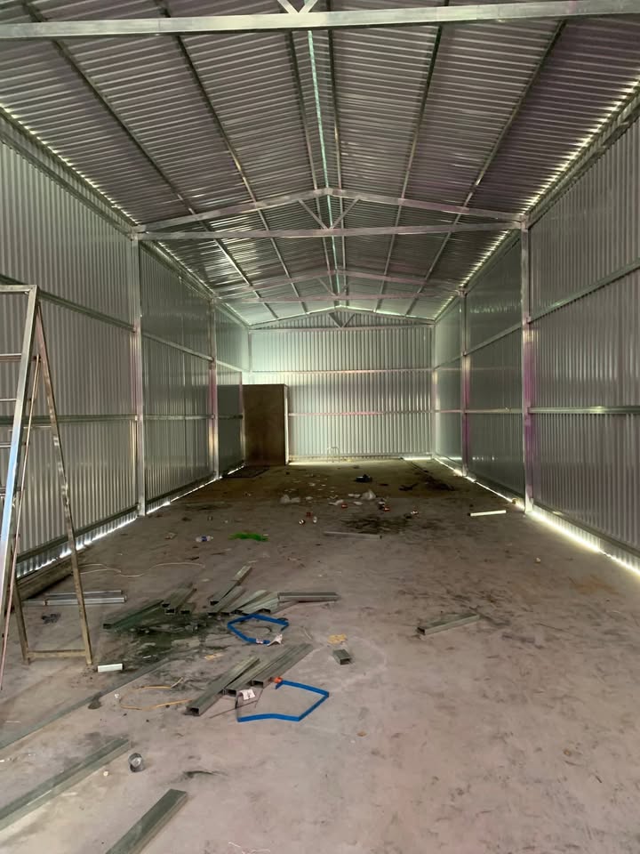 Kho cho thuê mặt tiền đường xe công 135m² giá 8 triệu - Hoạt động ngay