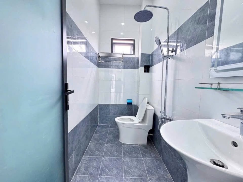 Nhà lầu 2 tầng Đức Hòa 193m² giá 2.75 tỷ - Thiết kế hiện đại, vị trí đẹp!