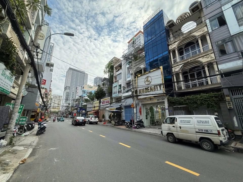 Tòa nhà văn phòng mặt tiền Nguyễn Văn Thương, Bình Thạnh 80m² - Đầu tư sinh lời cao!