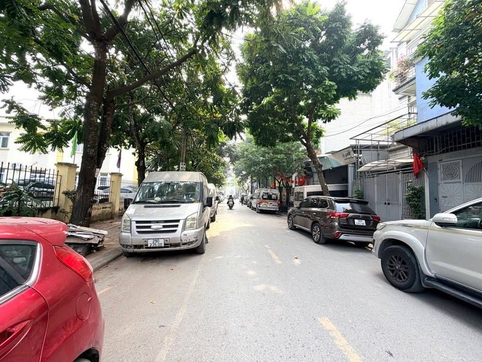 Nhà phố Trung Kính 105m² giá 33.9 tỷ - Mặt tiền đẹp, kinh doanh thuận lợi!