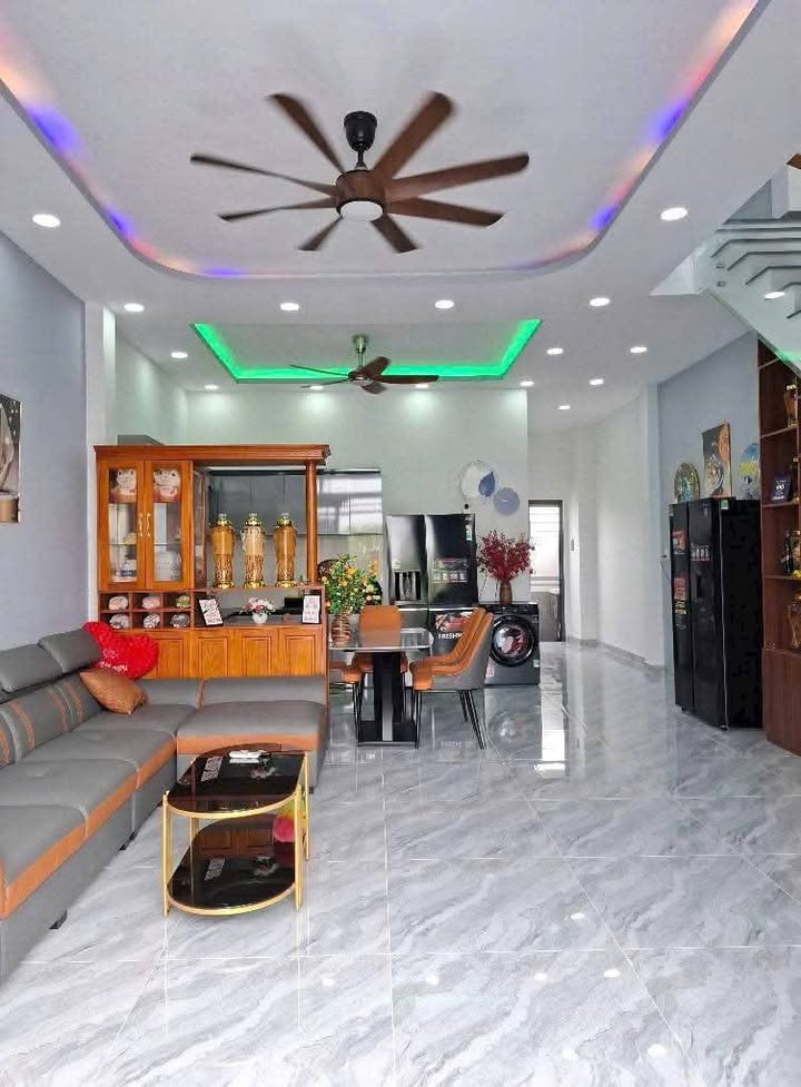 Nhà mặt tiền cầu Nhà Vuông, Củ Chi 93.5m² giá 3.6 tỷ - Thiết kế hiện đại, đầy đủ nội thất!