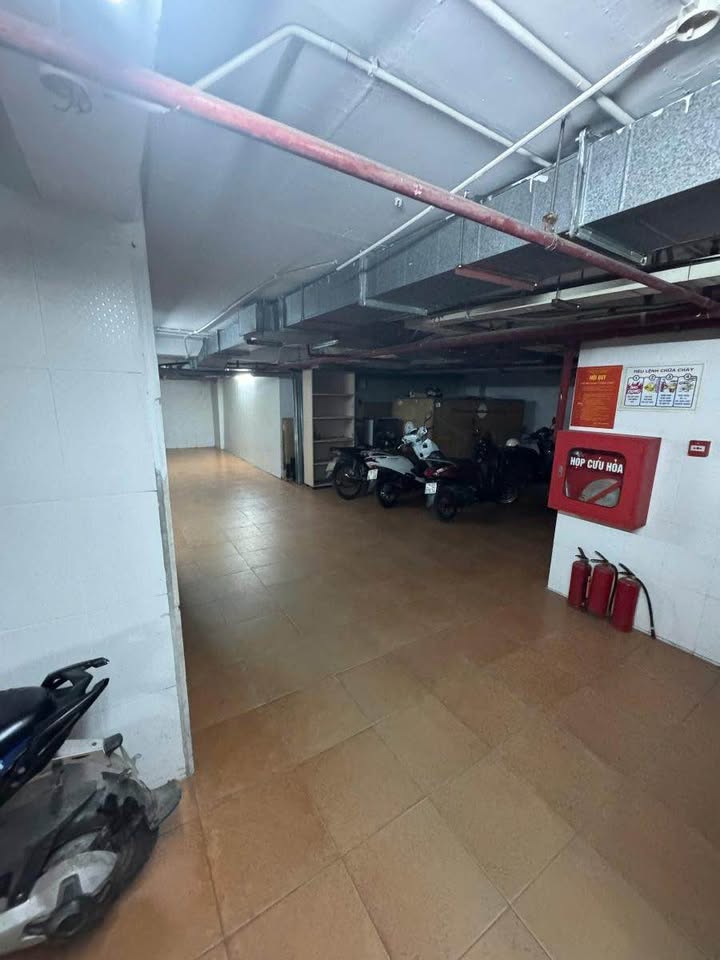 Bán nhà phố Đê La Thành, Đống Đa, 330m² giá 140 tỷ - Ô tô vào tận nhà!