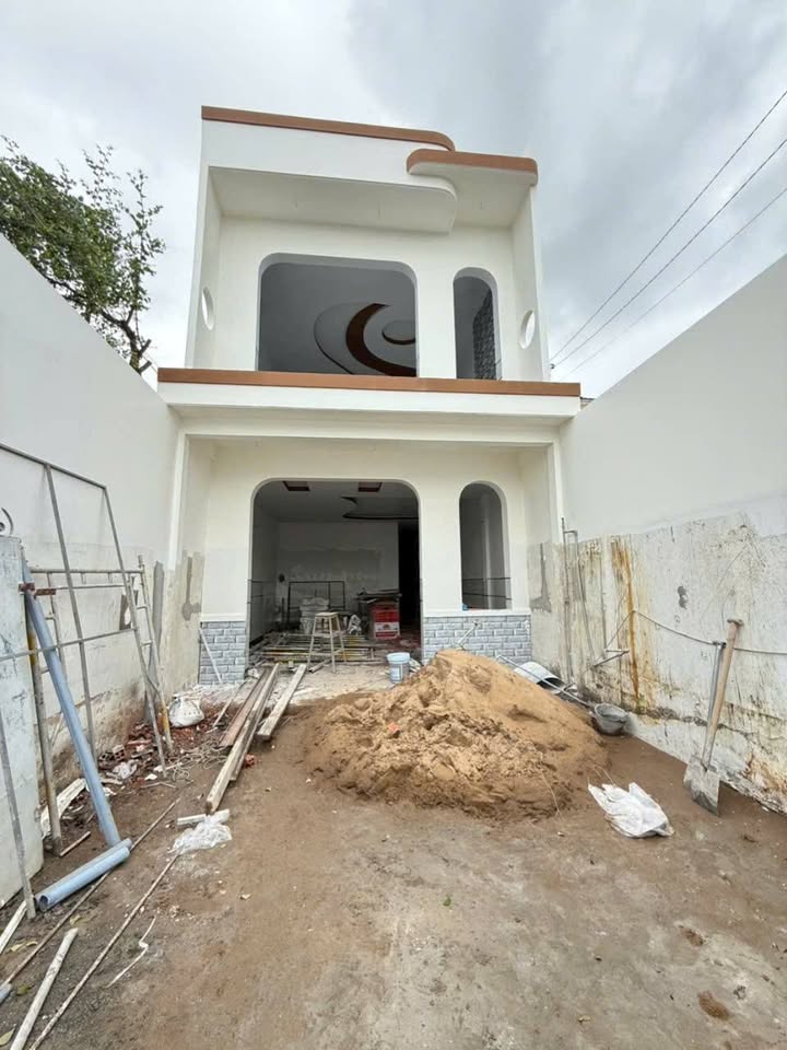 Nhà trệt lầu hẻm ô tô Phú Lợi, Sóc Trăng 99m² giá 2.28 tỷ - Thiết kế hiện đại, sẵn sàng vào ở!